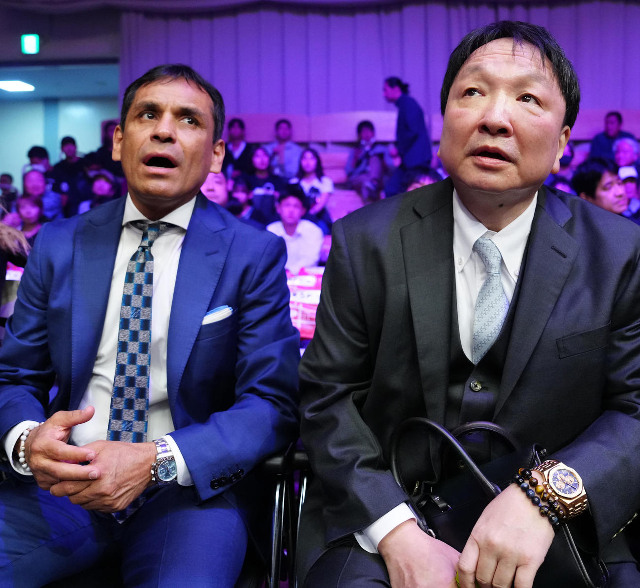 フェニックスバトル122大会を観戦する大橋会長（右）とロペス氏（撮影・江口和貴）