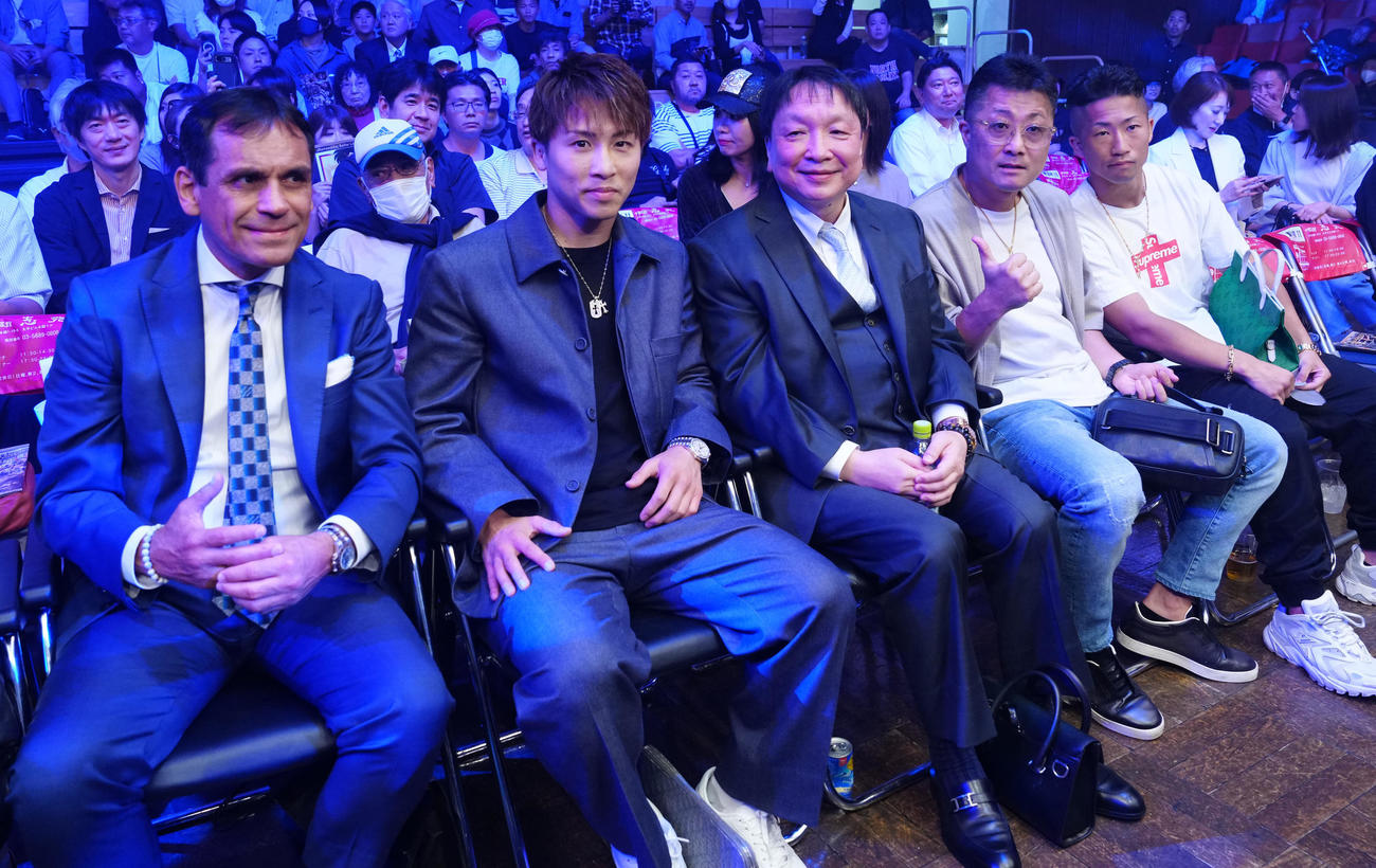 フェニックスバトル122大会を観戦する、左からロペス氏、井上尚、大橋会長、井上真トレーナー、井上拓（撮影・江口和貴）