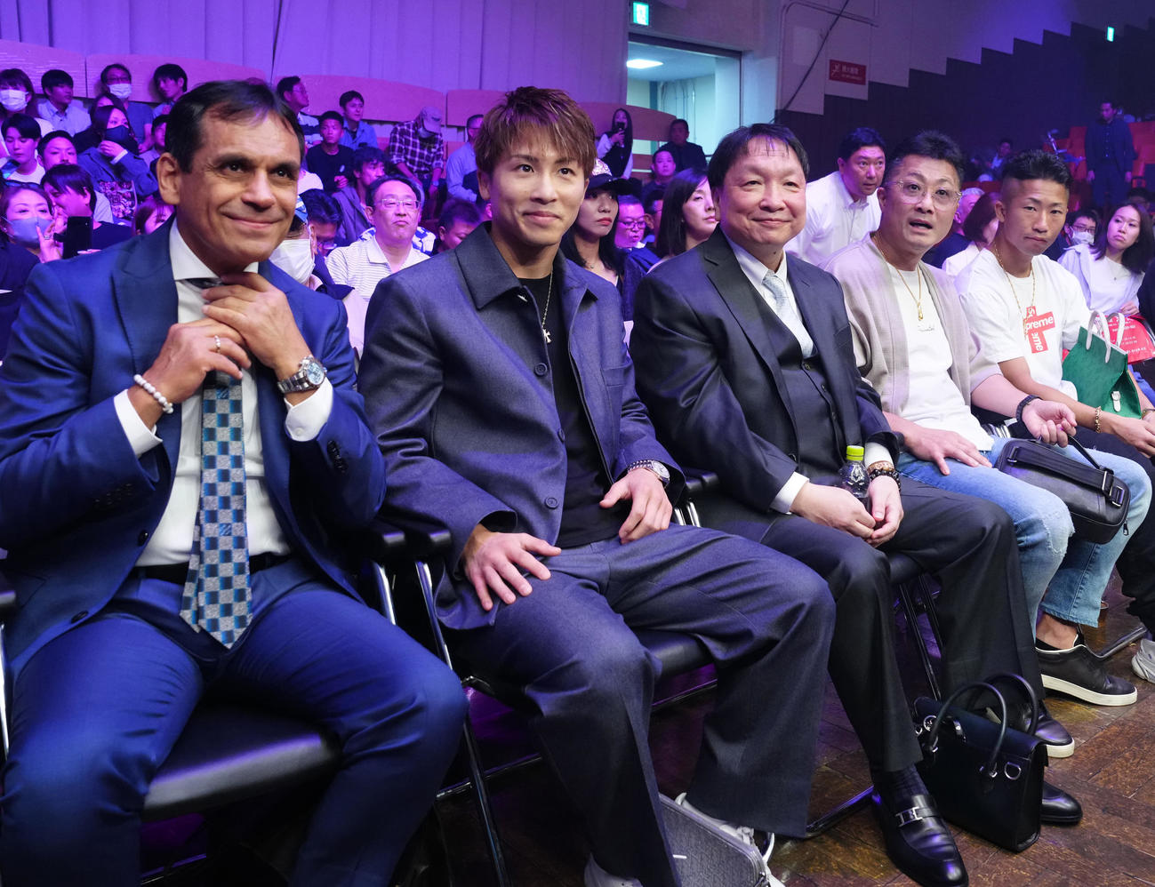 フェニックスバトル122大会を観戦する、左からロペス氏、井上尚、大橋会長、井上真トレーナー、井上拓（撮影・江口和貴）