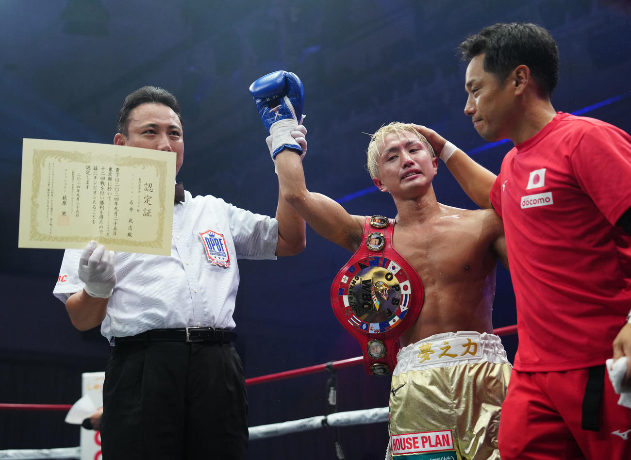ジョン・ケビン・ヒメネス対石井武志　12回判定勝ちした石井（中央）（撮影・江口和貴）