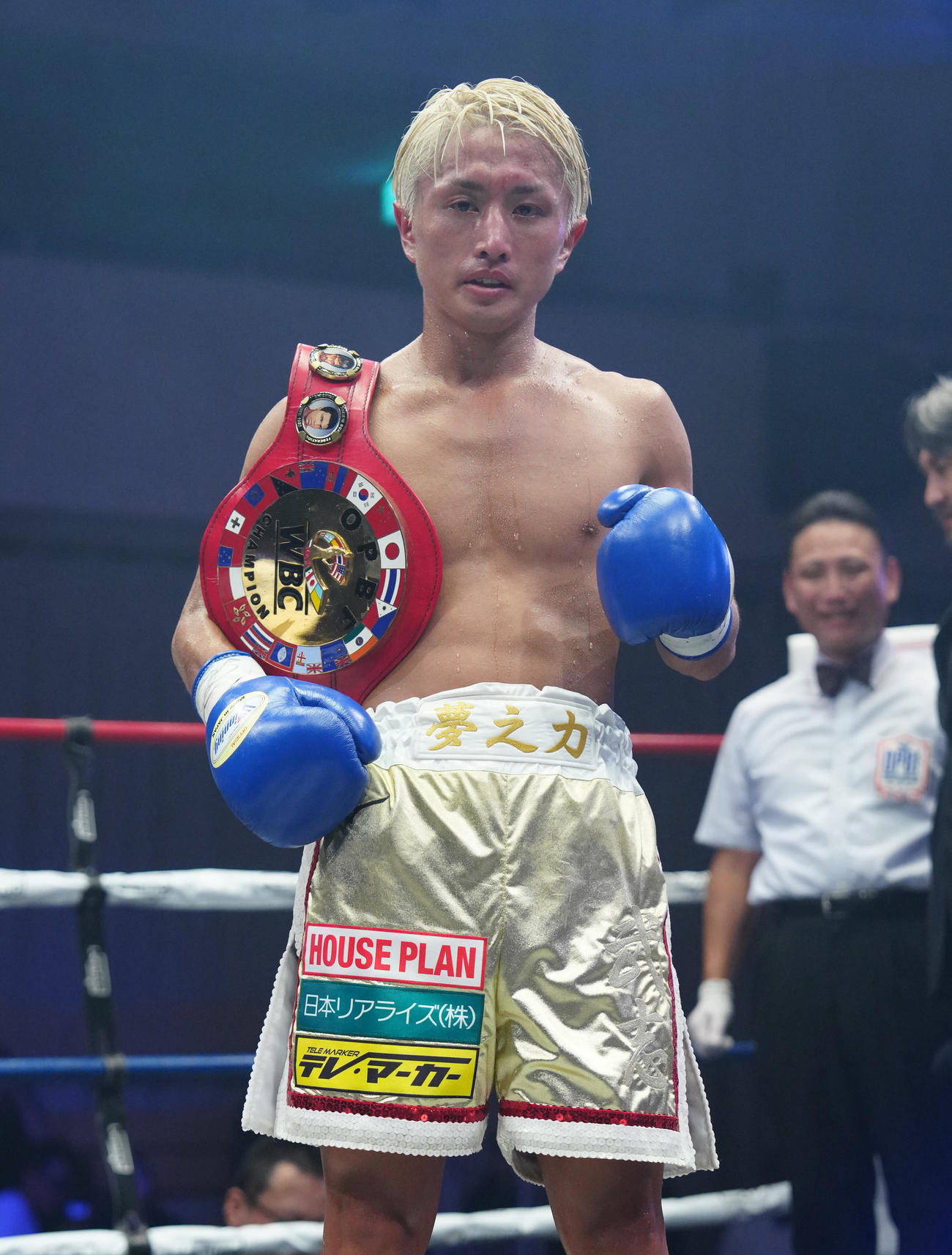 ジョン・ケビン・ヒメネス対石井武志　12回判定勝ちした石井（撮影・江口和貴）