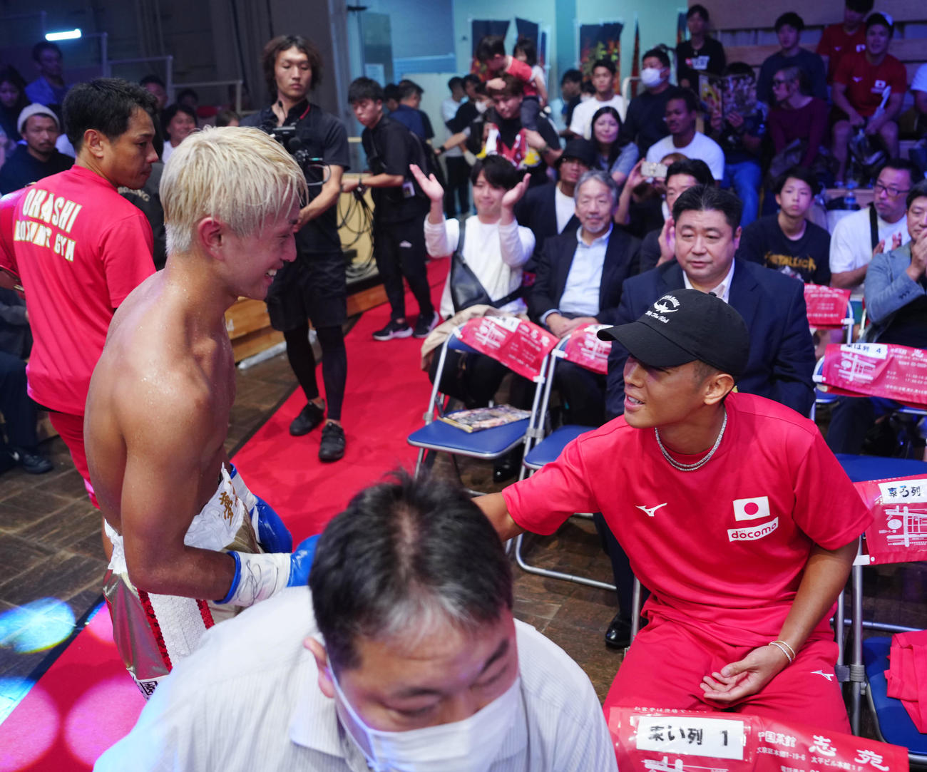 勝利した石井（左）を祝福する武居（撮影・江口和貴）