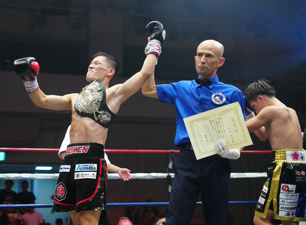 松本流星対森且貴　7回TKO勝ちした松本（左）（撮影・江口和貴）