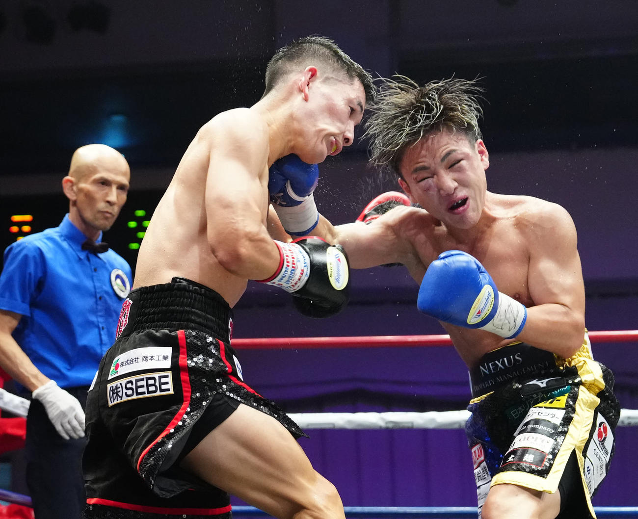 松本流星対森且貴　7回、パンチを打ち合う松本（左）と森（撮影・江口和貴）