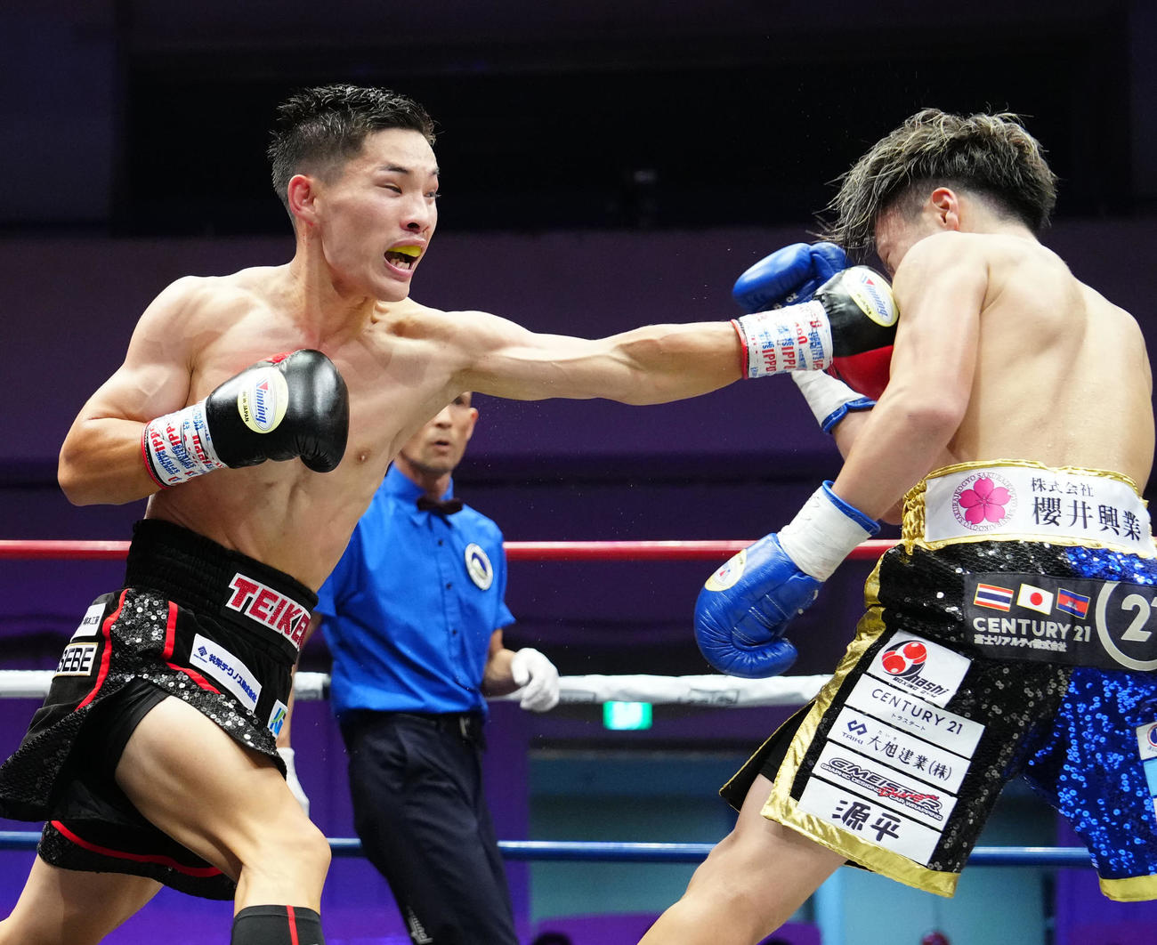 松本流星対森且貴　2回、森（右）にパンチを放つ松本（撮影・江口和貴）