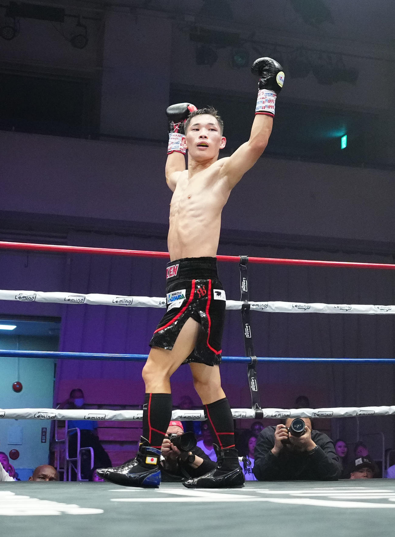 松本流星対森且貴　7回、ダウンを奪いガッツポーズを見せる松本（撮影・江口和貴）