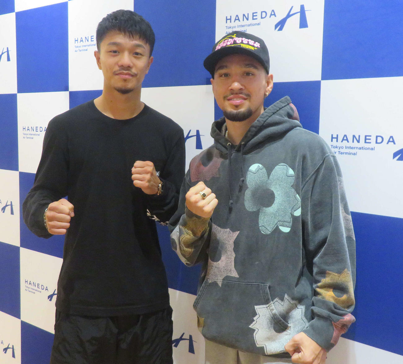 親友のWBO世界フライ級王者アンソニー・オラスクアガ（右）とともに米ロサンゼルス合宿から帰国したWBC世界バンタム級王者中谷潤人