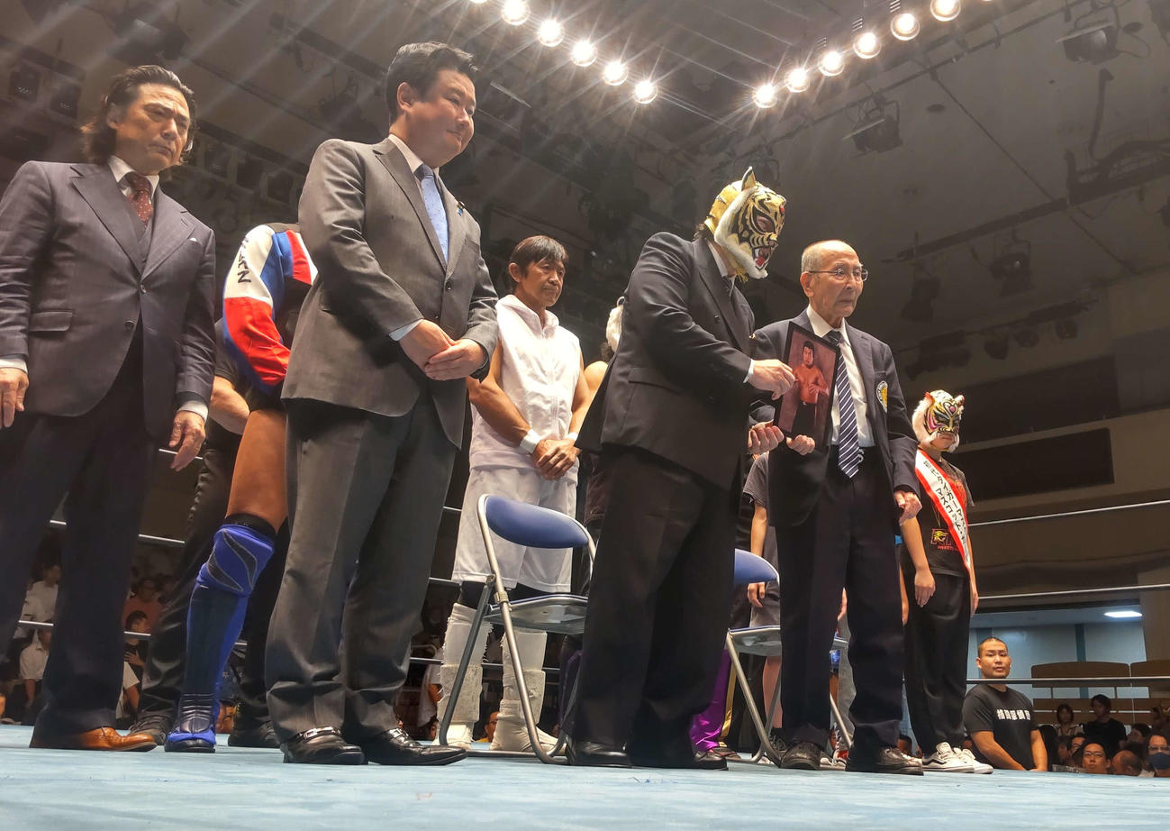 ストロングスタイルプロレス後楽園大会で小林邦昭さんの追悼セレモニーがおこなわれた。初代タイガーマスクの佐山サトル（前列中央）は新間寿会長とともに小林さんの遺影を持ち、黙とうをささげた
