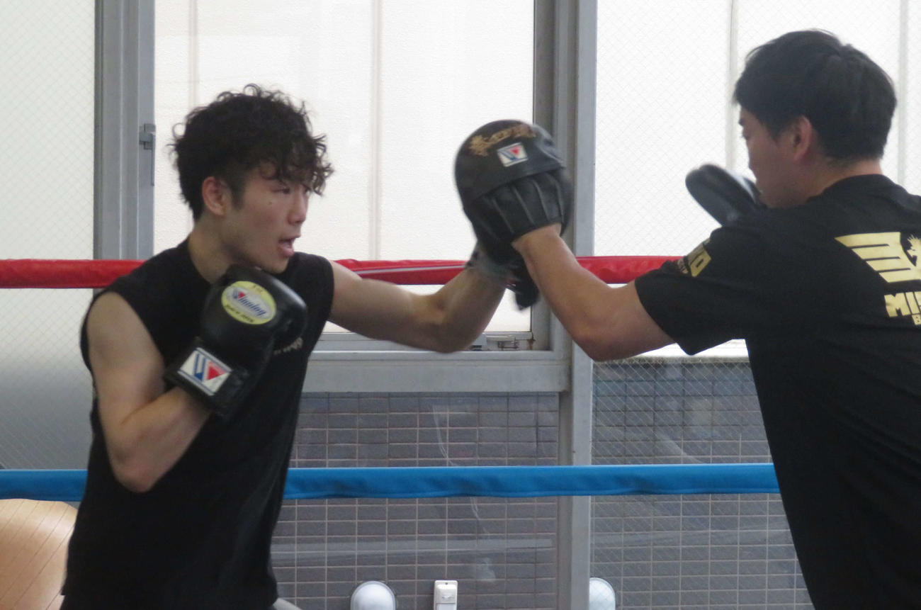 加藤健太トレーナー（右）とミット打ちに取り組む前WBAスーパー、WBC世界ライトフライ級王者寺地拳四朗