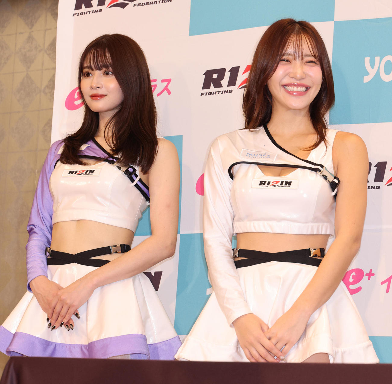RIZINガールのKOU（左）とCOCO（撮影・中島郁夫）