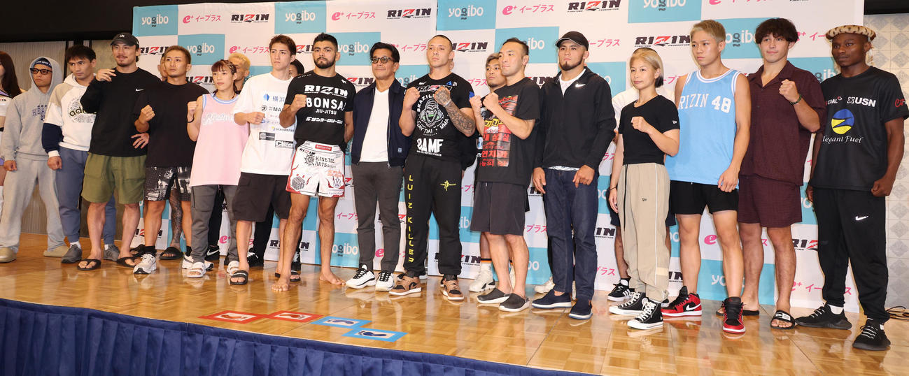 試合前日に記念撮影する選手たちとRIZIN榊原CEO（中央）（撮影・中島郁夫）