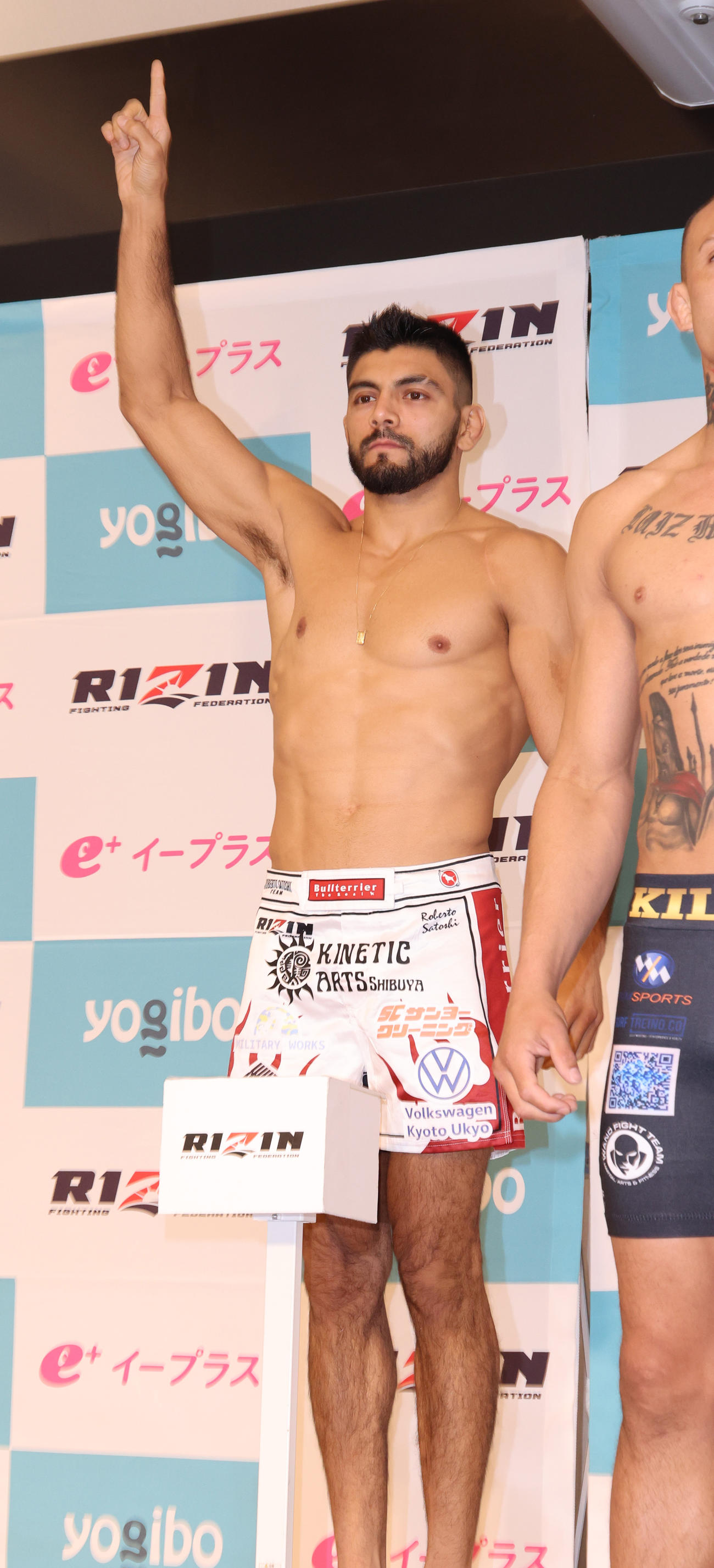 公開計量を終えポーズするホベルト・サトシ・ソウザ（撮影・中島郁夫）