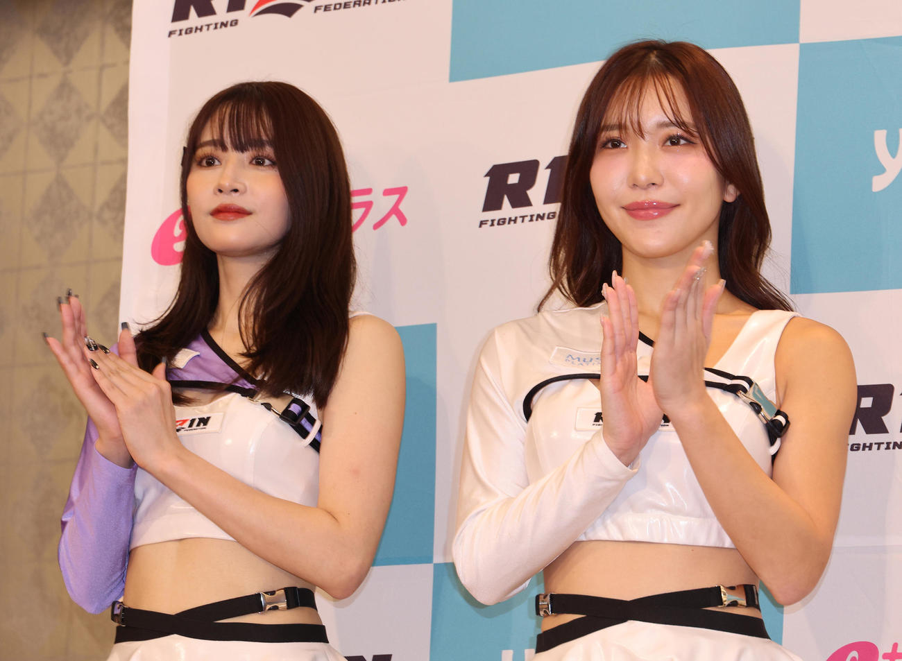 RIZINガールのKOU（左）とCOCO（撮影・中島郁夫）