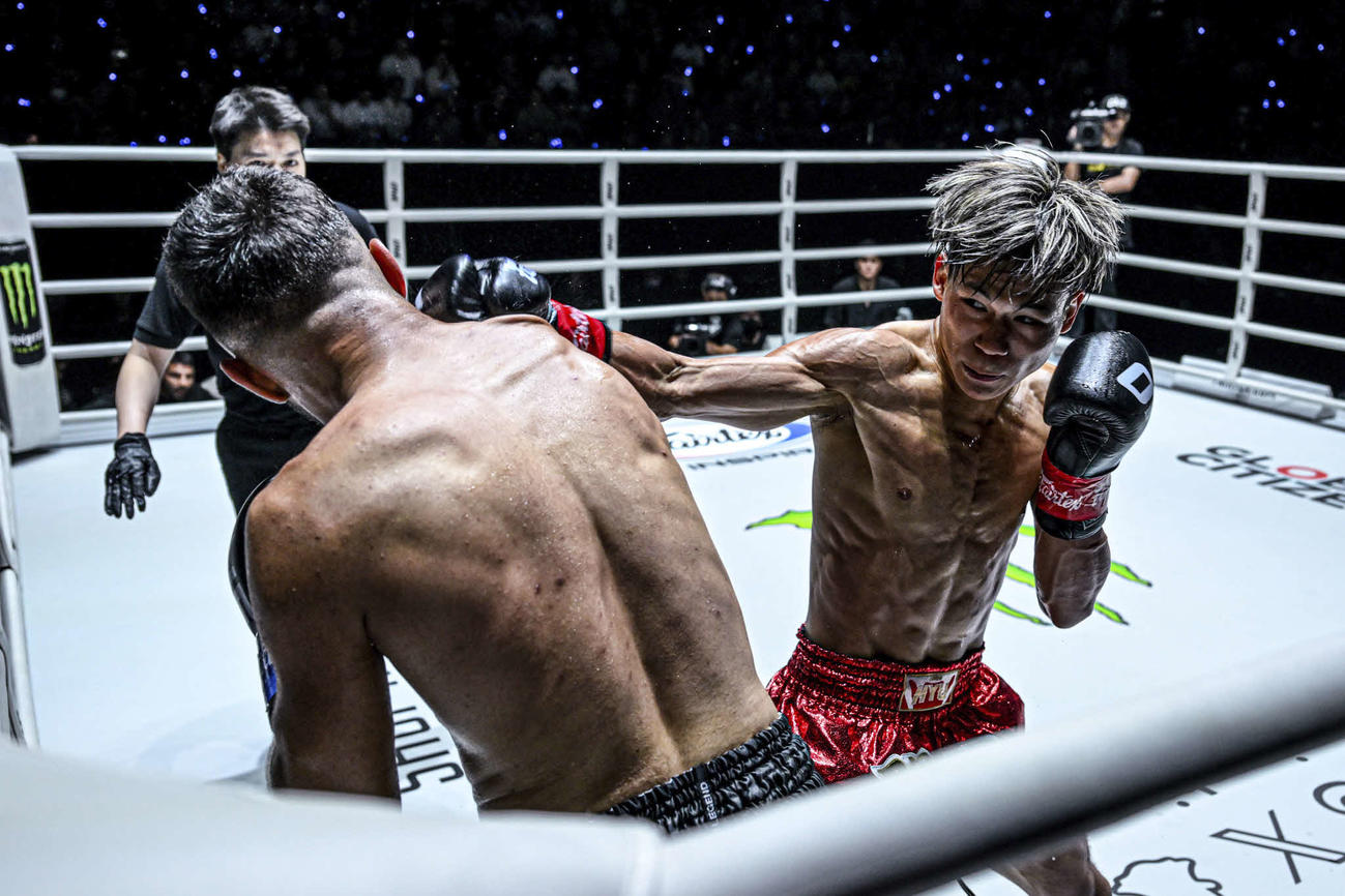 右フックを放つ陽勇（右）　（C）ONE Championship