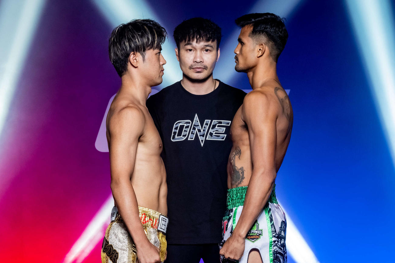 フェイスオフでリッティデットとにらみ合う小笠原（左）　（C）ONE Championship