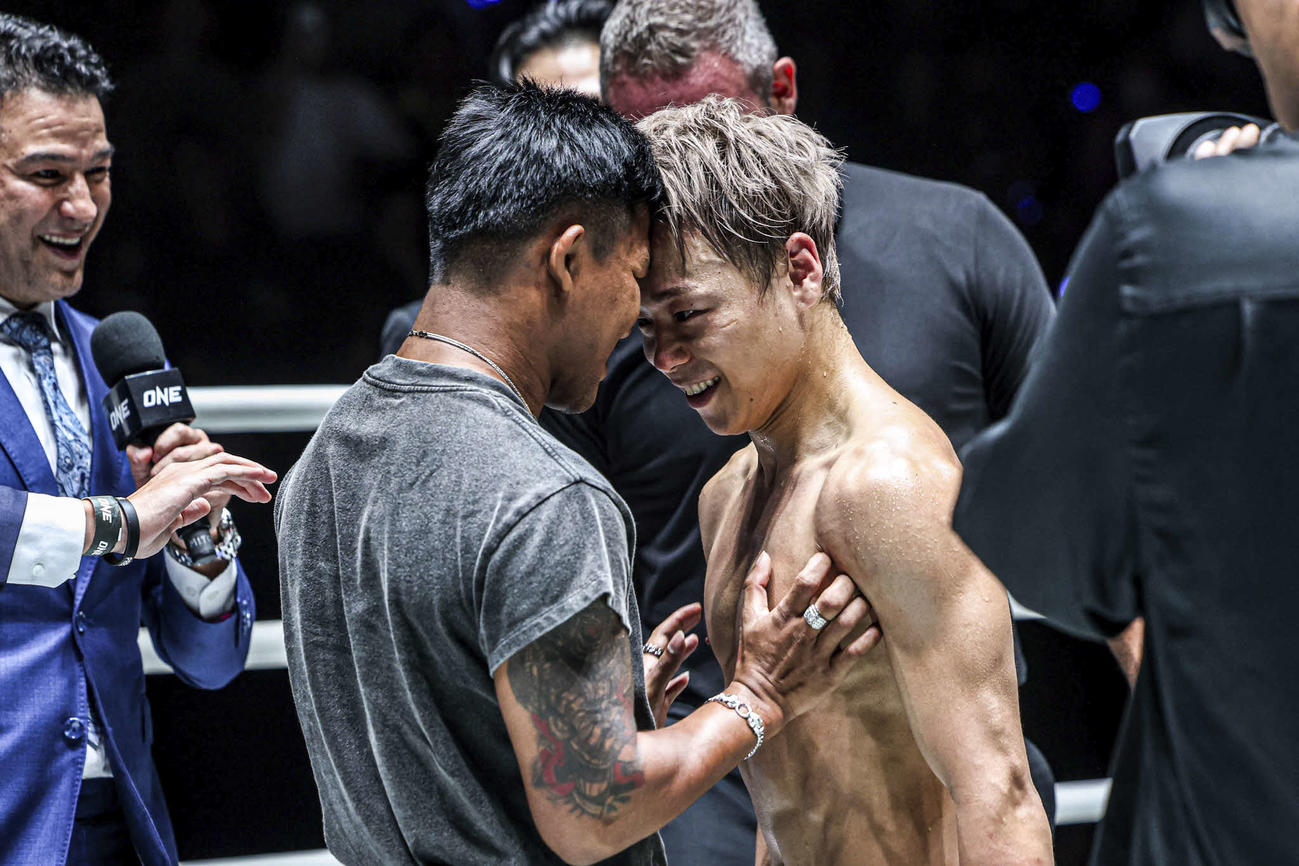 試合後、対戦が期待されるロッタン（左）とおでこをつけてにらみ合った武尊　（C）ONE Championship