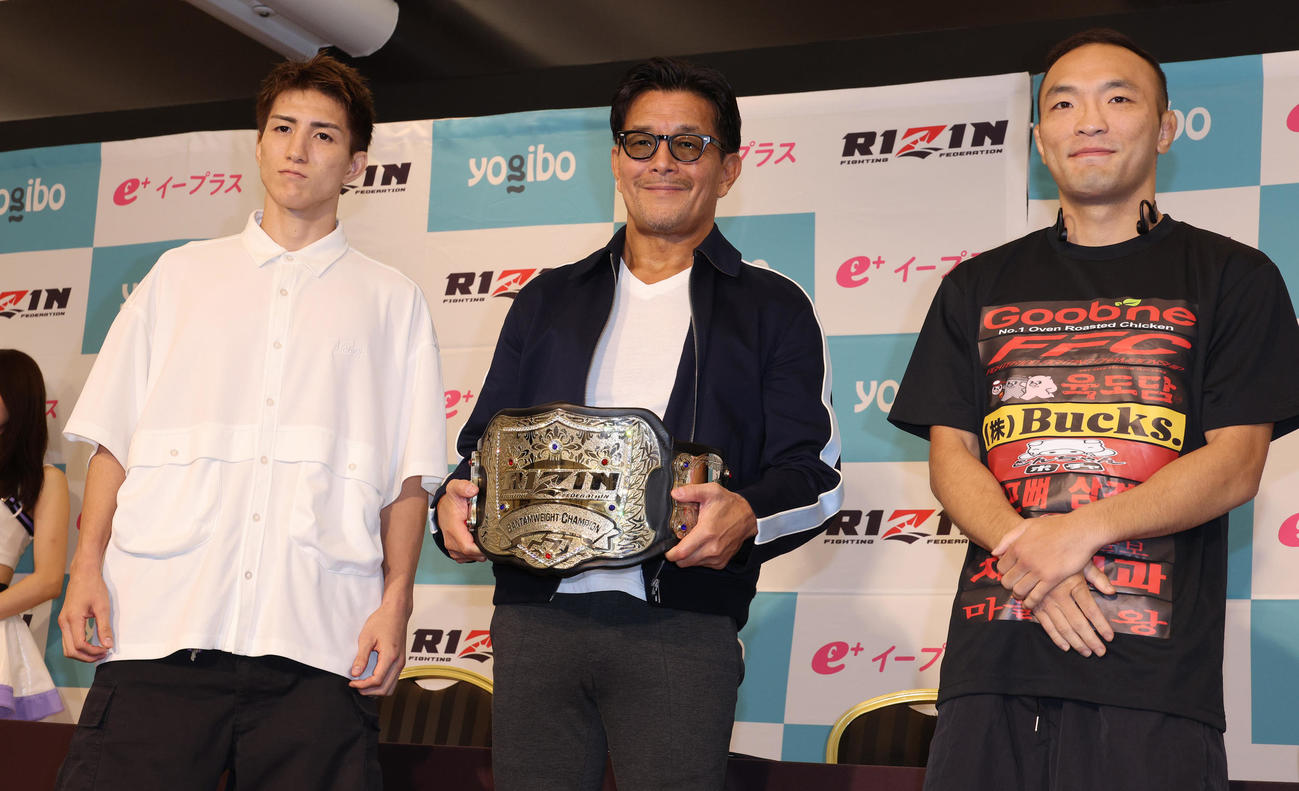 調印を終えた井上（左）とキム・スーチョル。中央はRIZIN榊原信行CEO（撮影・中島郁夫）