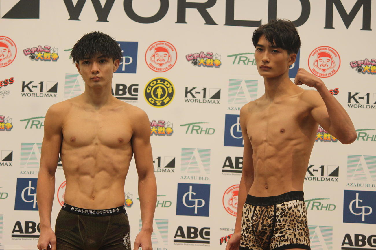 前日計量をクリアしたK－1 WORLD MAX－55キロ世界最強決定トーナメントで対戦する玖村将史（左）と大久保琉唯（撮影・首藤正徳）