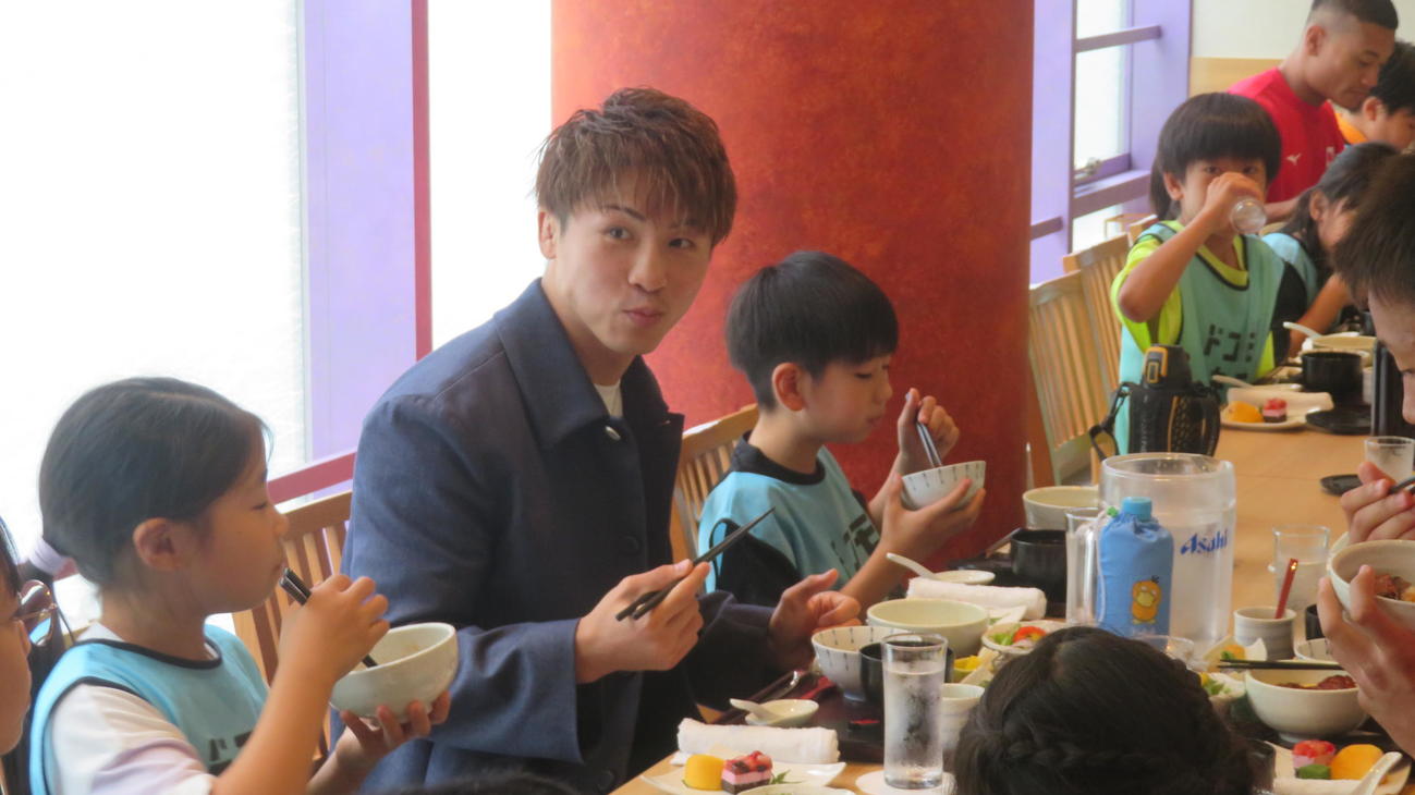 NTTドコモのボクシング体験イベントに参加した小学生らと昼食を取る井上尚弥（左から2番目）