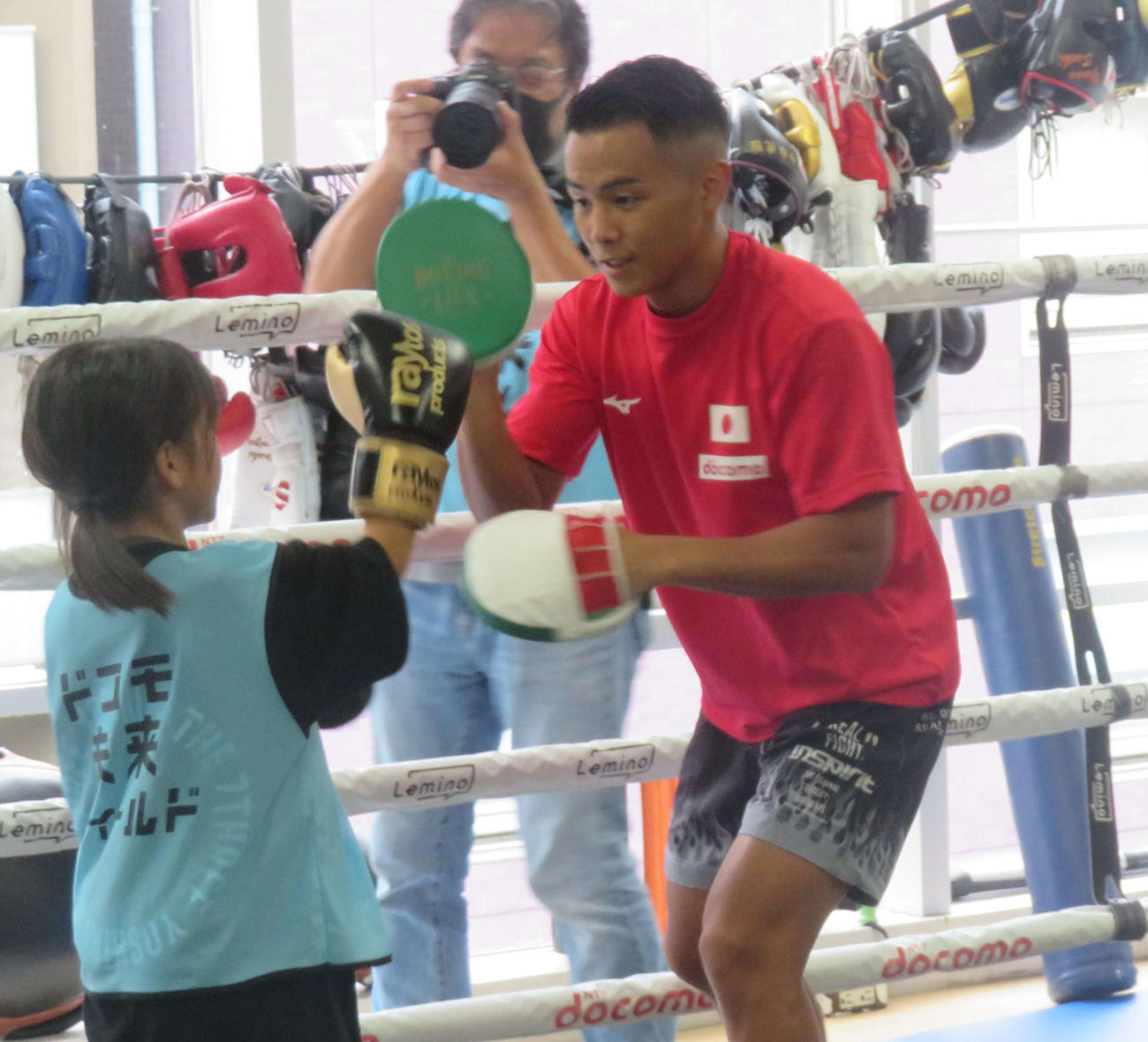 ボクシング体験イベントで小学生とミット打ちするWBO世界バンタム級王者武居由樹（右）