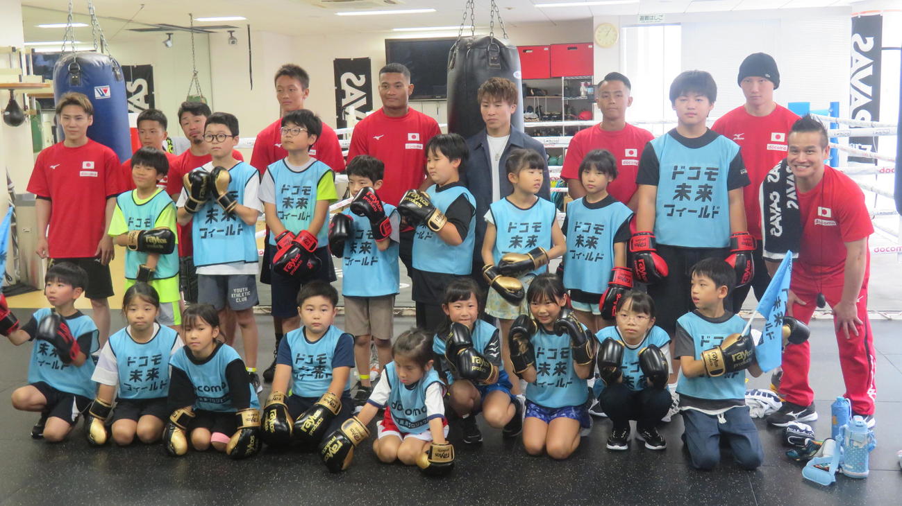 大橋ジムで小学生を対象としたボクシング体験イベントに参加した大橋ジムのボクサーたち