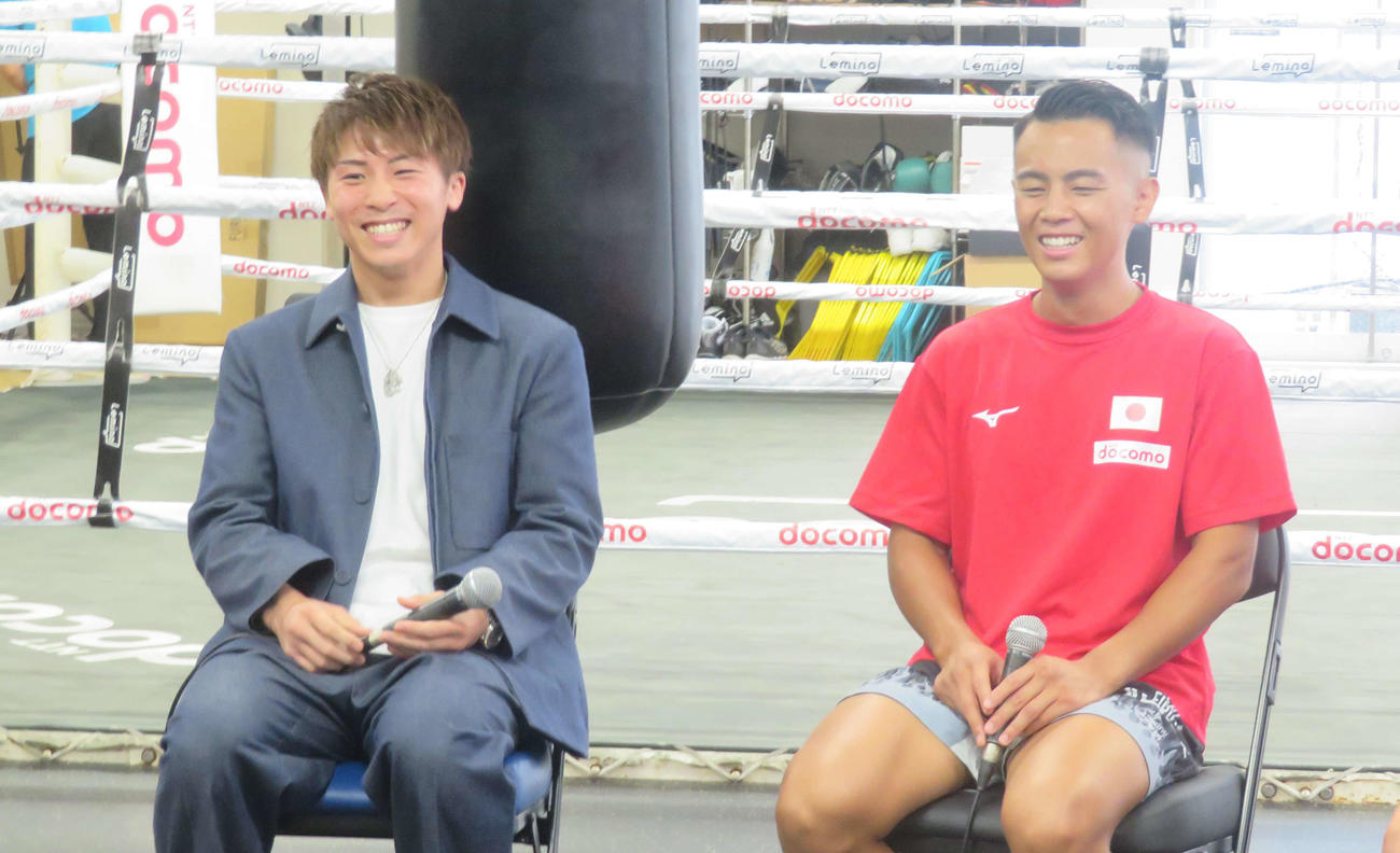NTTドコモ主催のボクシング体験イベントで参加者からの質問に苦笑いを浮かべる井上尚弥（左）と武居由樹