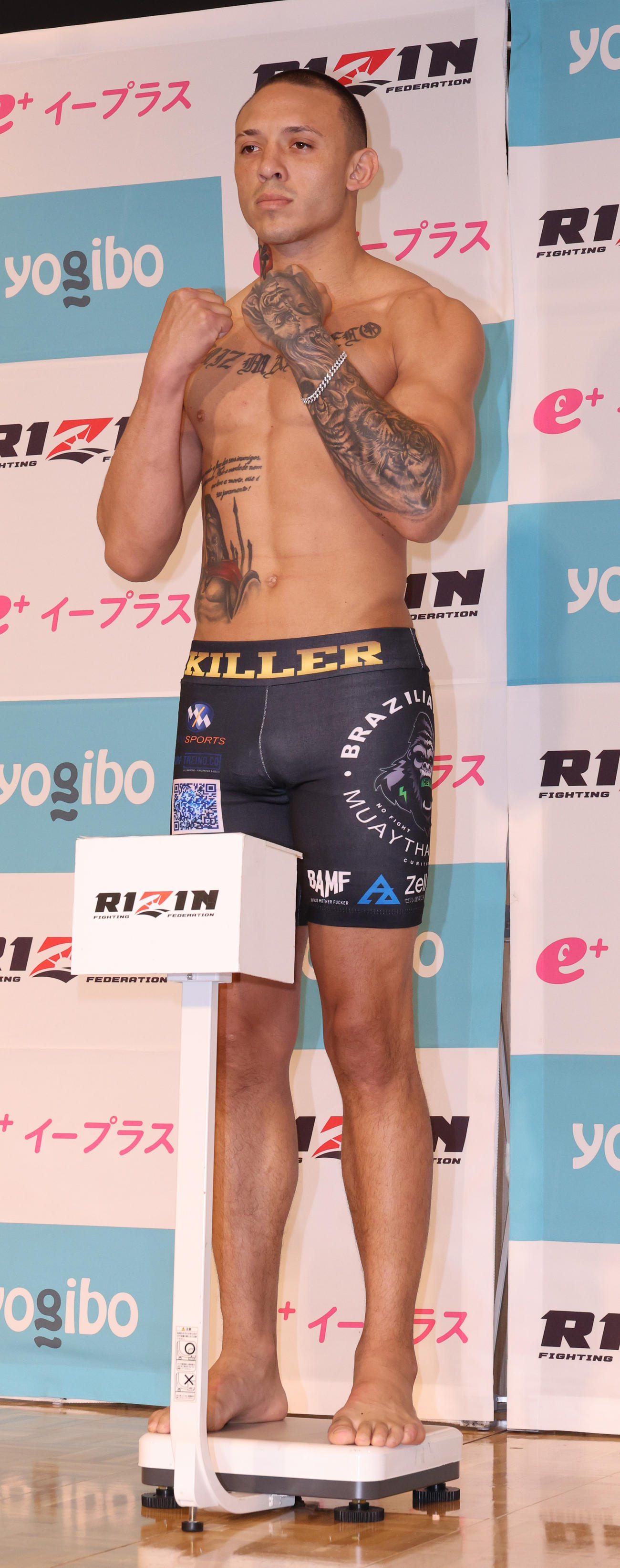 公開計量を終えガッツポーズするルイス・グスタボ（撮影・中島郁夫）