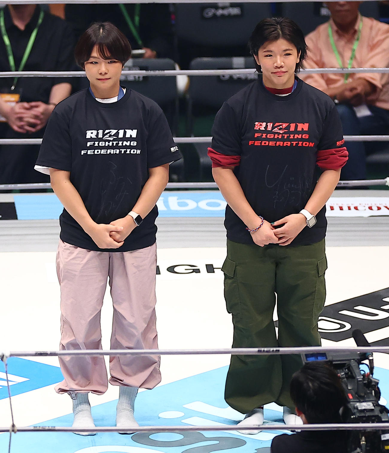 あいさつするレスリングメダリストの藤波朱理（左）と鏡優翔（撮影・中島郁夫）