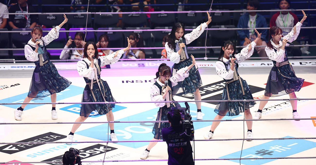 サプライズでパフォーマンスを披露するAKB48（撮影・中島郁夫）