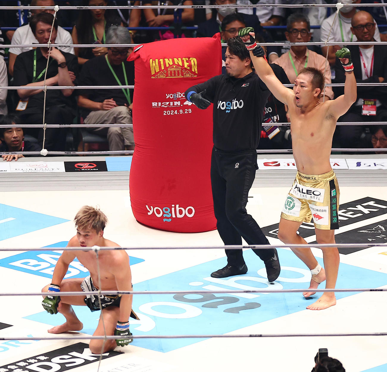 太田（左）から試合終了間際の逆転の勝利にガッツポーズする元谷（撮影・中島郁夫）