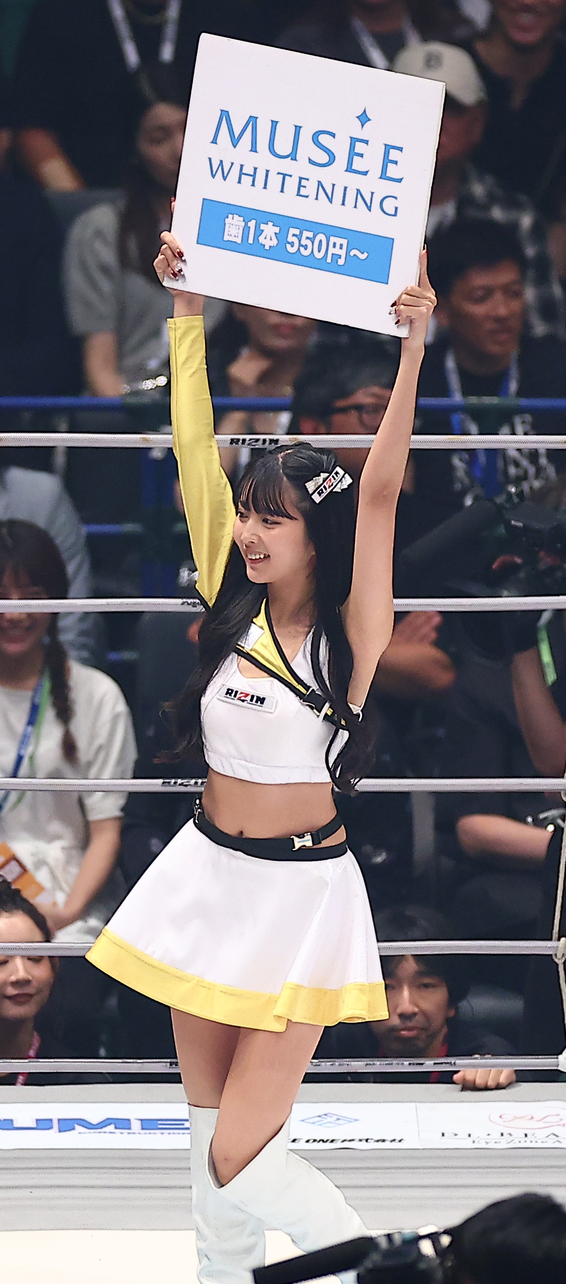 試合を彩るラウンドガール（撮影・中島郁夫）