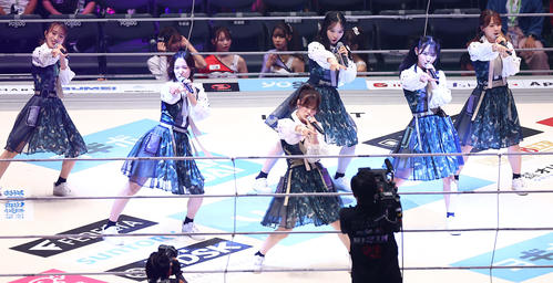 サプライズでパフォーマンスを披露するAKB48（撮影・中島郁夫）