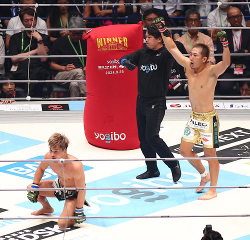 太田（左）から試合終了間際の逆転の勝利にガッツポーズする元谷（撮影・中島郁夫）