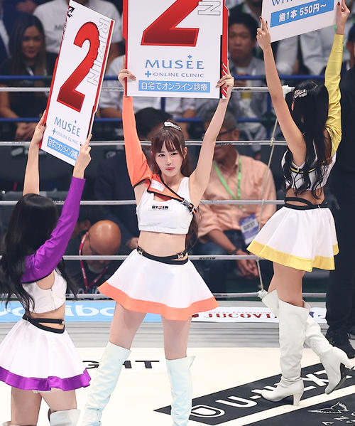 試合を彩るラウンドガールたち（撮影・中島郁夫）