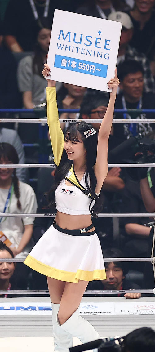 試合を彩るラウンドガール（撮影・中島郁夫）
