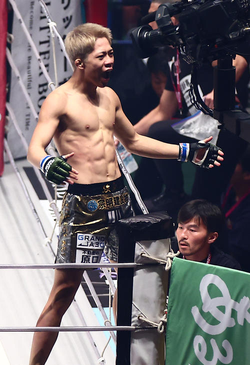 金太郎にKO勝利し雄たけびを上げる秋元（撮影・中島郁夫）