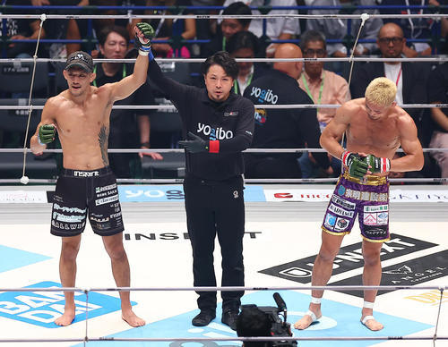 牛久（右）に判定勝利した佐藤（撮影・中島郁夫）