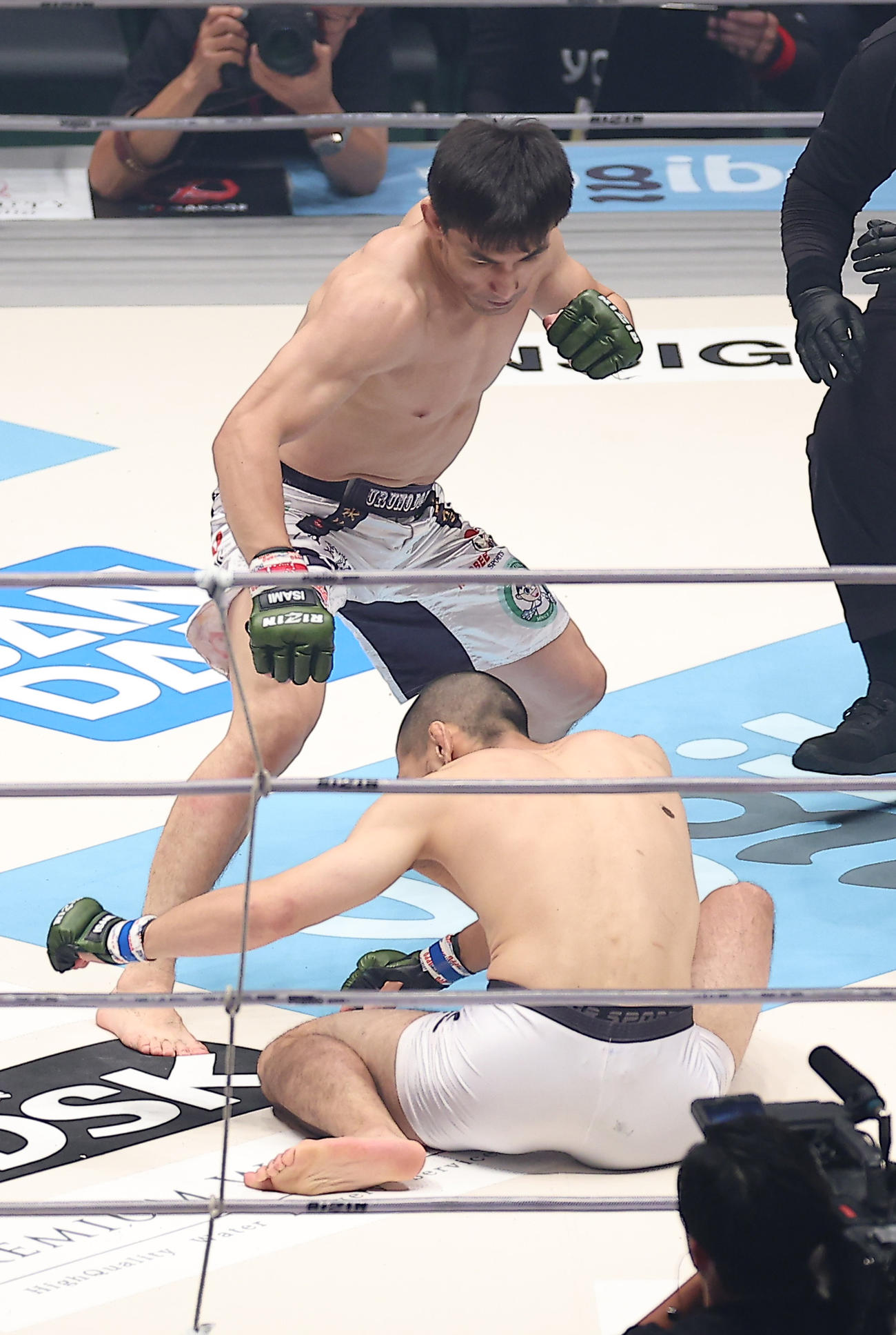 木下（下）をKOしたダウトベック（撮影・中島郁夫）