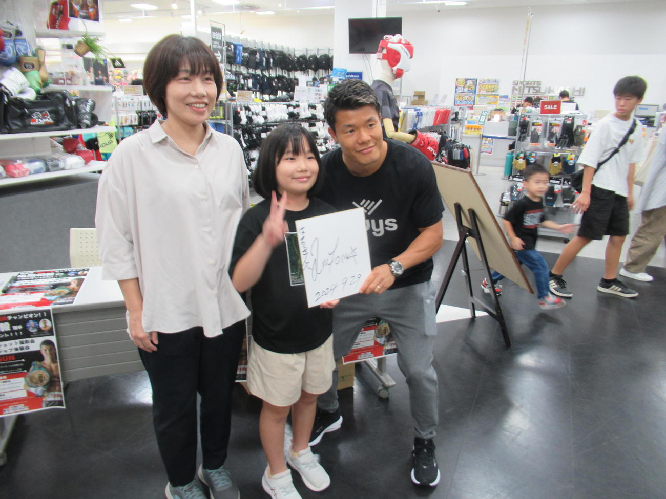 イベントに参加した親子と記念撮影の亀田和毅（右）（撮影・実藤健一）