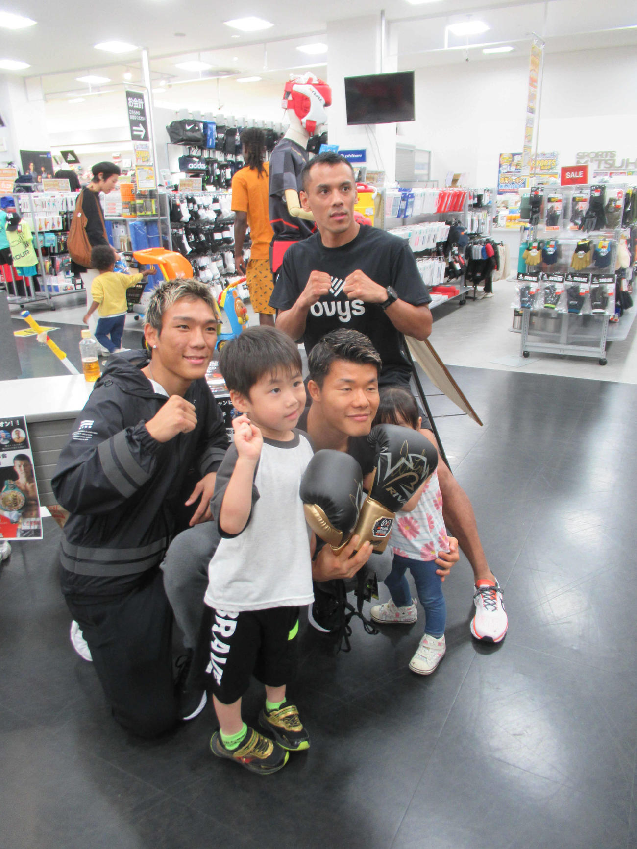 イベントに参加して記念撮影する亀田和毅（前列右）と亀田京之介（左）、健文トーレス（後列右）