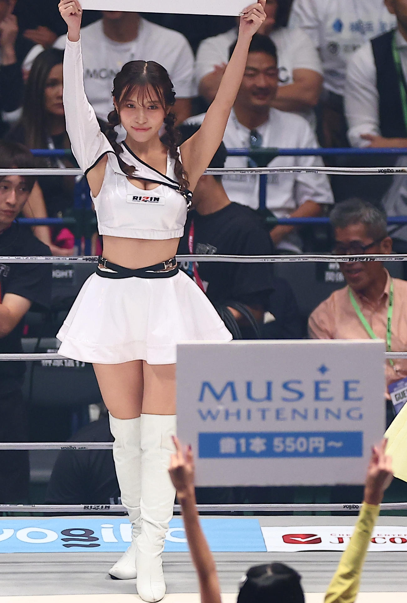試合を彩るラウンドガールたち（撮影・中島郁夫）