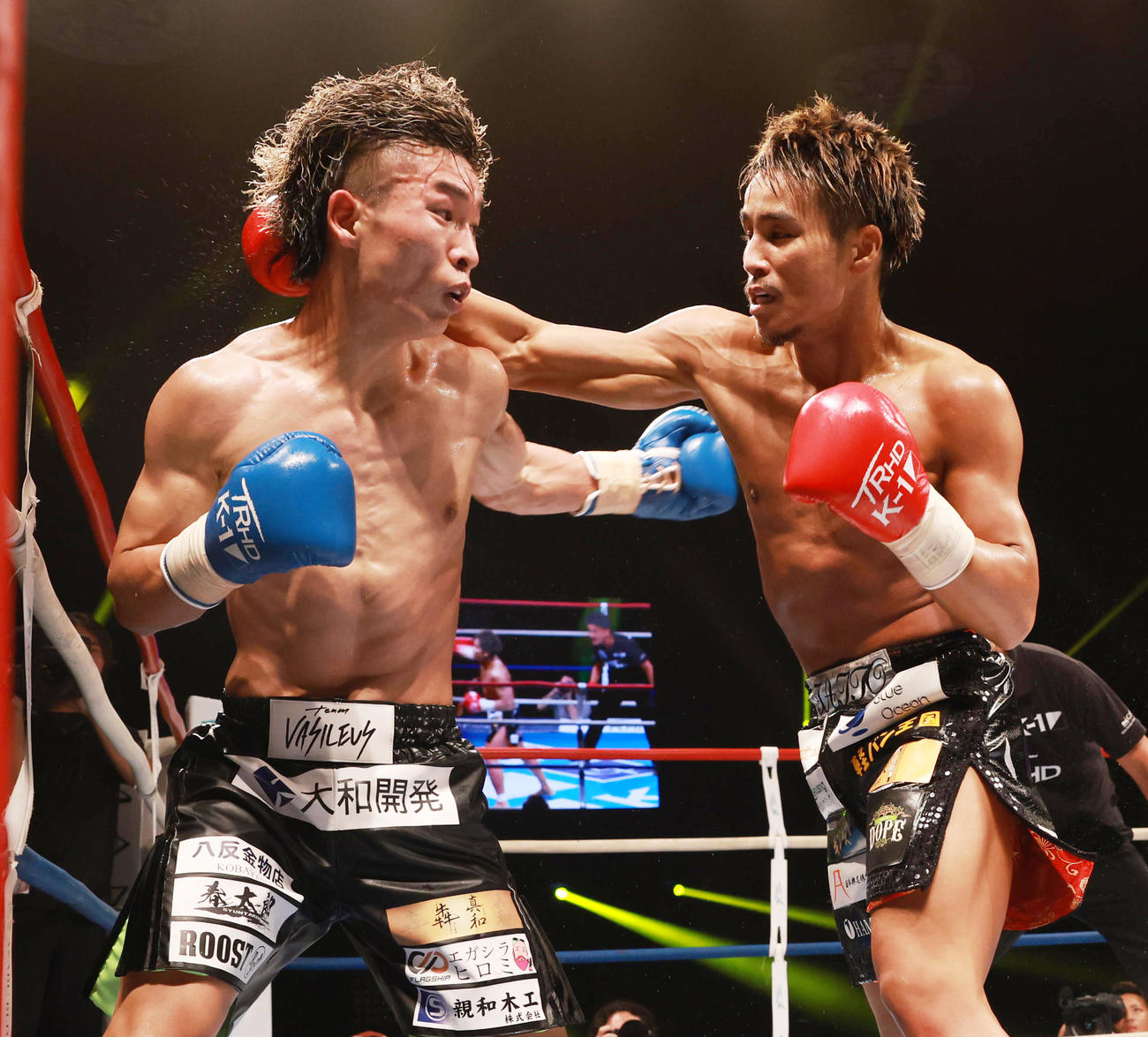 4回、軍司泰斗（右）と打ちあう寺田匠（撮影・野上伸悟）