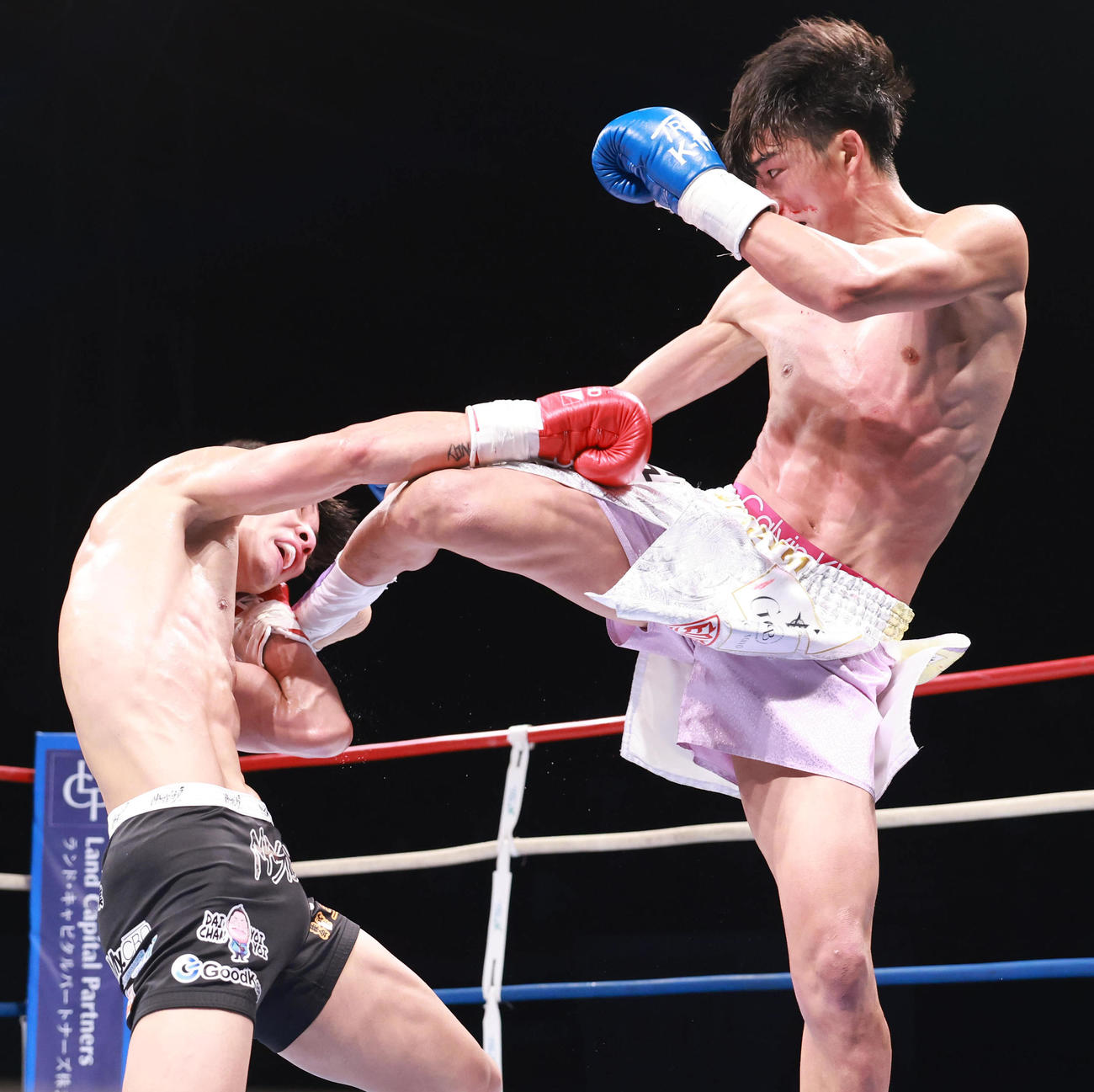 3回、玖村将史（左）にキックを見舞う大久保琉唯（撮影・野上伸悟）