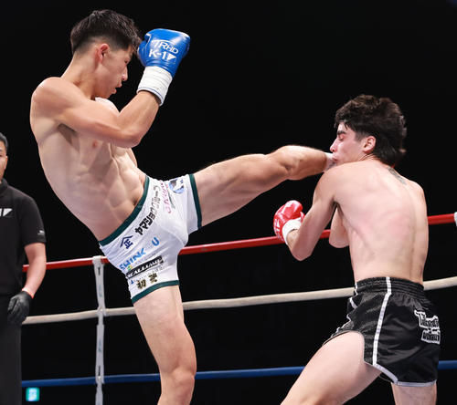 2回、レニー・ブラジ（右）を攻める稲垣柊（撮影・野上伸悟）