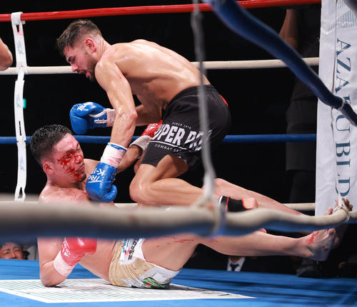 3回、鈴木勇人（下）を攻めるイオヌット・ポパ（撮影・野上伸悟）