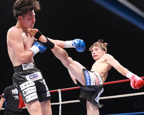 3回、斎藤紘也（左）にキックを見舞う佐々木大蔵（撮影・野上伸悟）