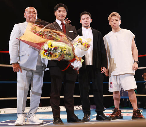 引退セレモニーで、右から武尊、兄の弘嵩らと記念撮影する卜部功（左から2人目）（撮影・野上伸悟）