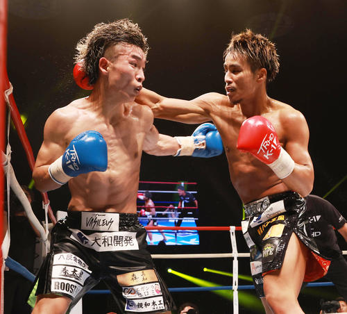 4回、軍司泰斗（右）と打ちあう寺田匠（撮影・野上伸悟）