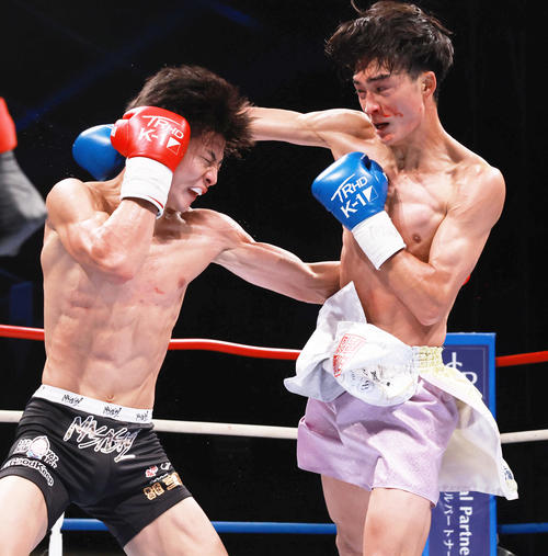 3回、玖村将史（左）と打ちあう大久保琉唯（撮影・野上伸悟）