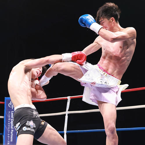 3回、玖村将史（左）にキックを見舞う大久保琉唯（撮影・野上伸悟）